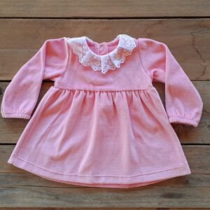 Vestido de Plush con Cuello de Puntilla