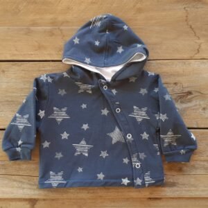 Campera con capucha en algodón estampado.